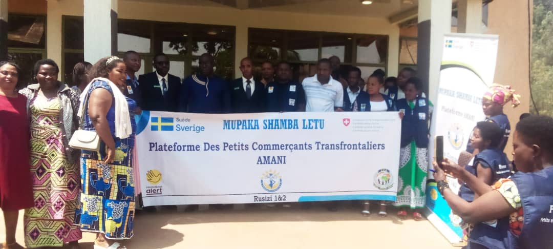 RusiziDistrict's tweet photo. None Mayor @DrKibiriga yitabiriye inama y'ihuriro ry’abacuruzi bakora ubucuruzi buciriritse bwambukiranya imipaka Platform Amani kubufatanye na @FaithVictoryRW na @intalert_Rwanda binyuze mu mushinga @LetuProjet na @RusiziDistrict bishakamo ibisubizo no kunoza ubu bucuruzi. https://t.co/svGdqqp3kW