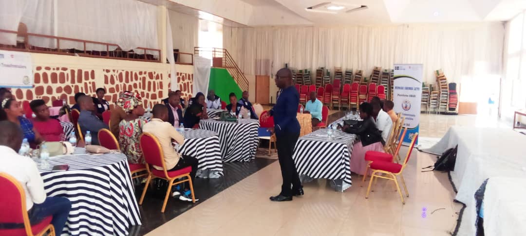 RusiziDistrict's tweet photo. None Mayor @DrKibiriga yitabiriye inama y'ihuriro ry’abacuruzi bakora ubucuruzi buciriritse bwambukiranya imipaka Platform Amani kubufatanye na @FaithVictoryRW na @intalert_Rwanda binyuze mu mushinga @LetuProjet na @RusiziDistrict bishakamo ibisubizo no kunoza ubu bucuruzi. https://t.co/svGdqqp3kW