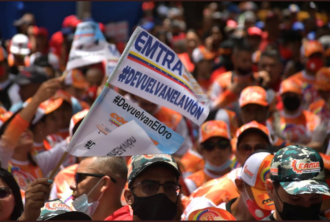 lirapsuv's tweet photo. Pedimos justicia ante el vil secuestro de los bienes de Venezuela en el extranjero. 
¡Ya basta! Es hora de que devuelvan: Citgo, el oro y el avión, que pertenecen a nuestro país!.
#AlRescateDeNuestrosBienes
#LosQueremosDeVuelta https://t.co/wzG39kEIzQ