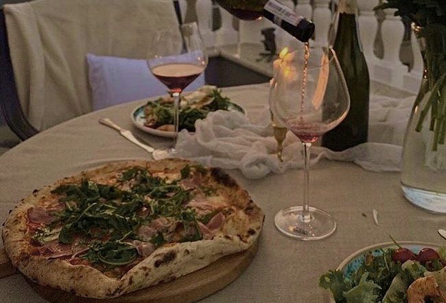 In need of a cozy pizza date 🥂🍕