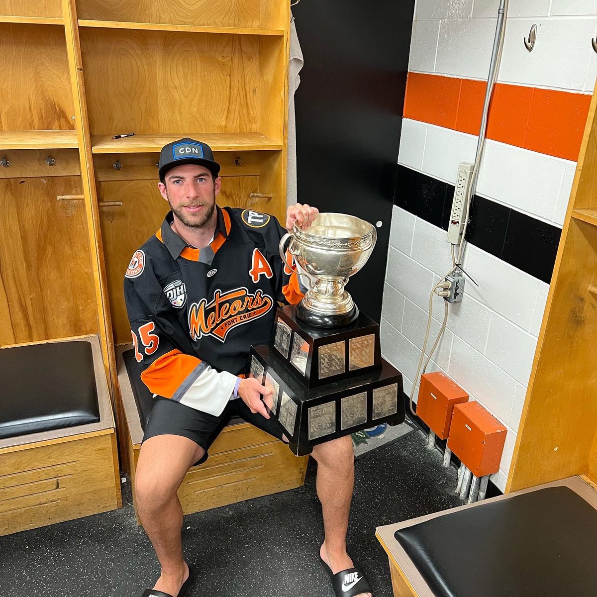 FEMeteors's tweet photo. Thank you to #MeteorsAlumni Kyle Marino for bringing the @theahl Calder Cup to see us! 

#DefendTheFort🏰 | @GOJHL https://t.co/vJU6T5ifPs