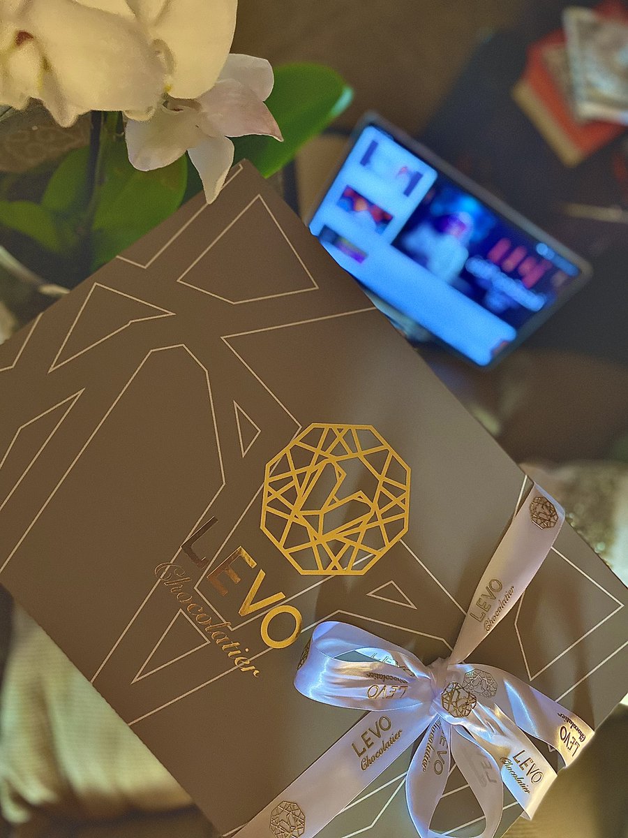 النظر نعمة صحيح وشعور انك ماعاد تلبس نظارة شعوره عظظظظظظيم 😭💜🙏🏼 الحمدلله خلصنا 😌 

شكراً للي محتفلين معي 😂💜