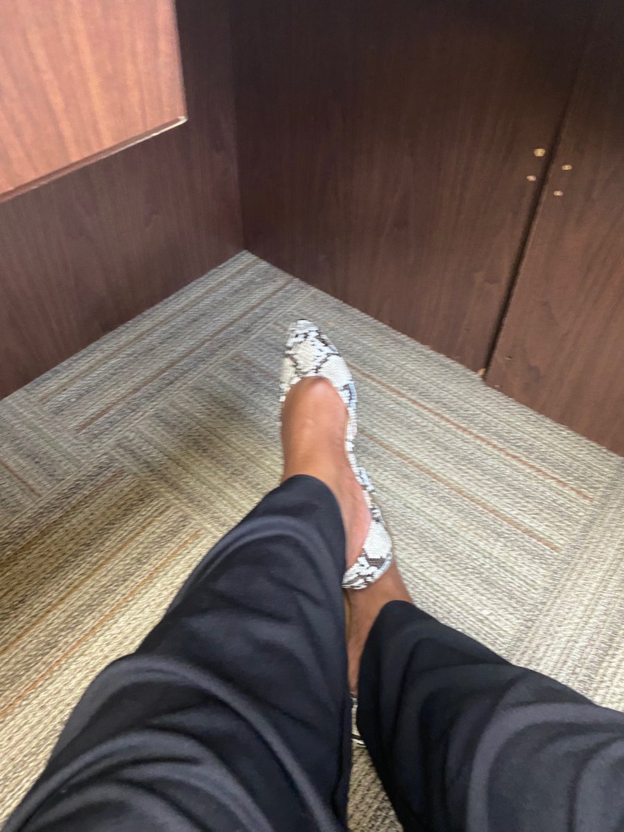 Profmommylawyer's tweet photo. The unexpected moment your orientation shirt and your shoes coordinate, you know it is going to be a great semester. #mercerlaw #proflaw #proflife https://t.co/6zFjK4Vt4T