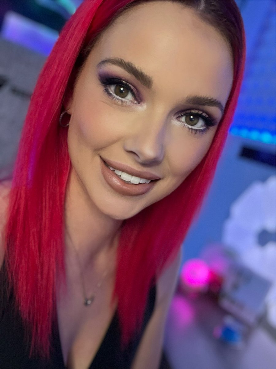 gingrbredbeauty's tweet image. Today we are doing #justchatting! Our #TalkOh Tuesday topic is YOU. Show me something. Show off your talents. Show off your #IG.  Get in discord and let me #stalk your profiles! 

Come hang out
#live in 15 twitch.tv/Gingrbredbeauty 

#streamer #twitchcon #twitchstreamer