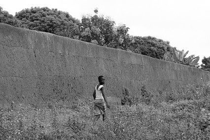 EnjoylifeFest's tweet photo. The Great Walls of Benin Kingdom—the largest man-made earthwork in the world ✨
 
The construction of this massive wall began in 800 AD and took an estimated 150 million hours to complete.

It was a magnificent work of art, created by the ingenuity and intelligence of Africans. https://t.co/i8SgCtYAnT
