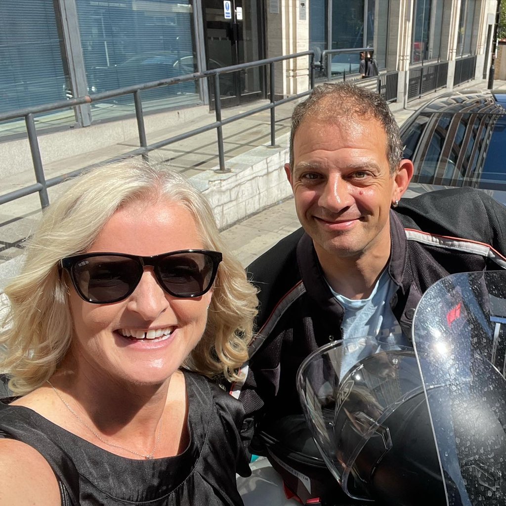 Now that’s how you travel in London! Arrived <a href="/RoyalAutomobile/">Royal Automobile Club</a> in style (on two wheels) thanks to my mate Damian (check out his YouTube: youtube.com/channel/UC2JgU… #limobike #demonrides #racclub #pallmall #london #seagravetrophy #waytotravel #thankyou