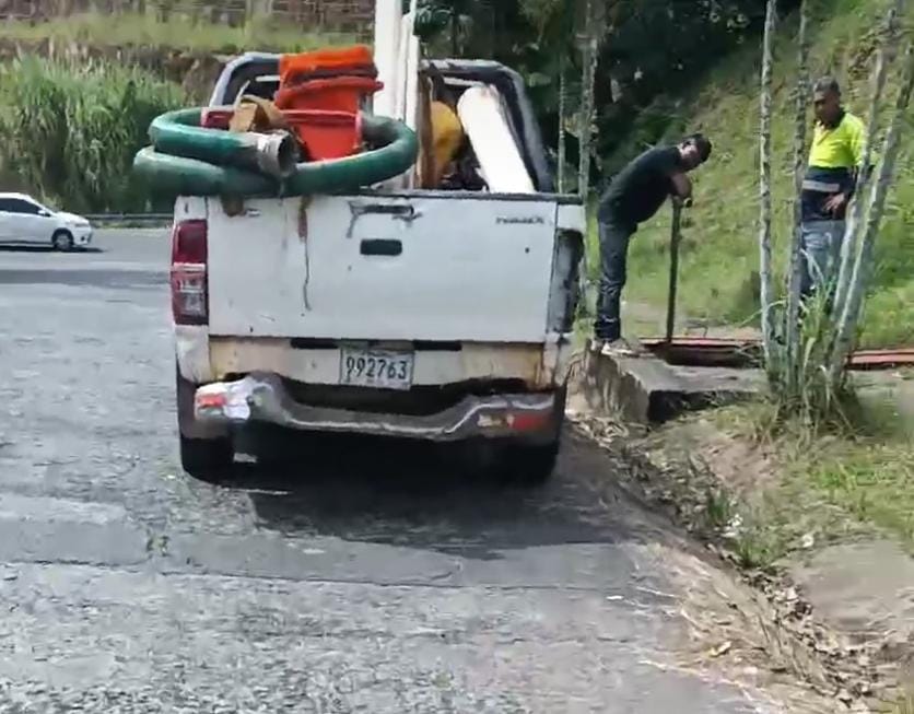 Buen día Señores del 
<a href="/IDAANinforma/">IDAAN</a>
 este vehículo siempre va a la barriada de La Estancia en Arraiján y cierra la llave de paso de agua de todo el residencial. No tiene identificación de ustedes ni nada. Favor aclarar o tomar acciones. Corta el agua sin previo aviso 
<a href="/311Panama/">311 Panamá</a>