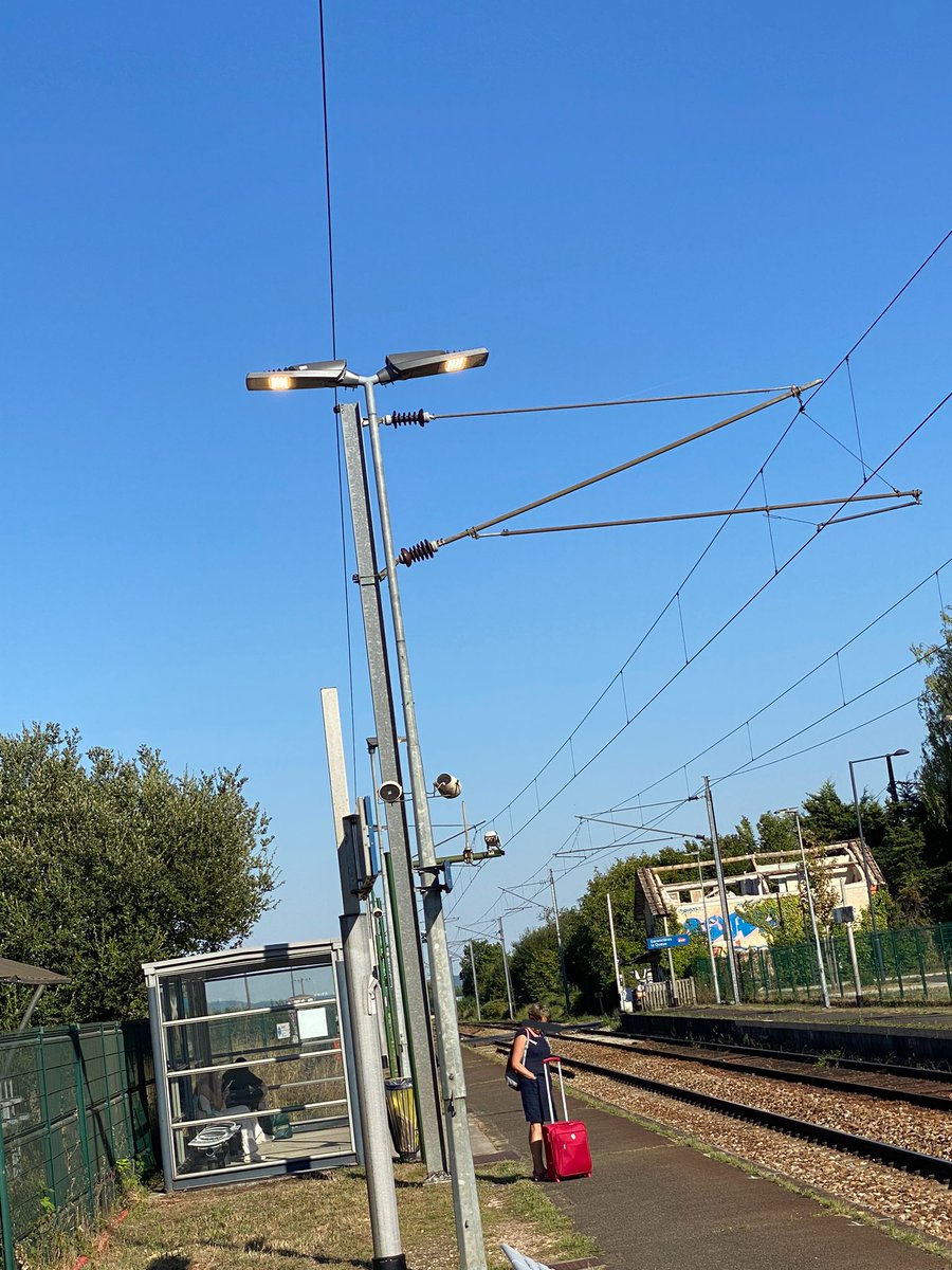 ppoisal's tweet photo. @lignesNetU_SNCF l’éclairage des quais fonctionne en plein jour en gare de Garancières la Queue. https://t.co/UvX8Ll3p8X