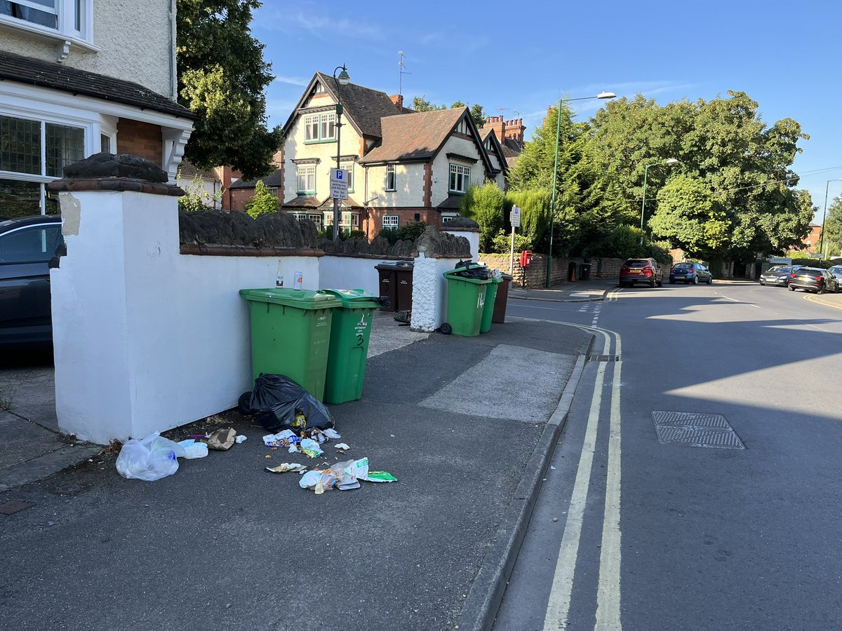 Hello @centre_team <a href="/MyNottingham/">🏹 My Nottingham</a> who is meant to help out with this? There’s rubbish outside this house all the time on Redcliffe Road