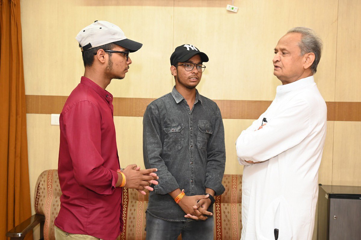 ashokgehlot51's tweet photo. उदयपुर की नृशंस घटना में दिवंगत हुए श्री कन्हैयालाल के दोनों पुत्रों ने सर्किट हाउस, उदयपुर पहुंचकर मुलाकात की। उन्होंने सरकारी नौकरी दिए जाने पर आभार व्यक्त किया। दोनों को आश्वस्त किया कि सरकार उनके साथ है। दो��ियों को उनके किए कृत्यों की सख्त से सख्त स���ा मिलेगी। https://t.co/ryosxrkBdC