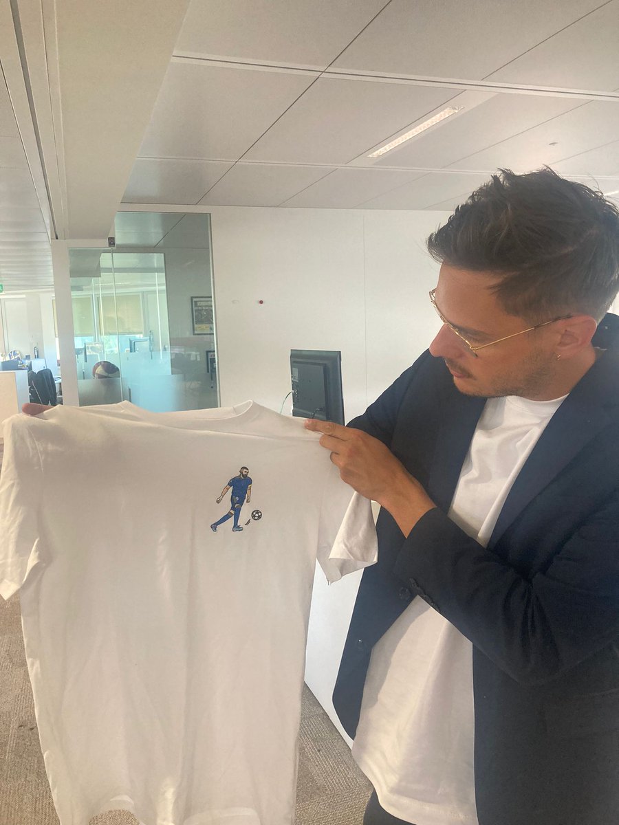 lequipedusoir's tweet photo. 🎁 [ALERTE CADEAU] 🎁

Ce soir, @Adri_Courouble vous offre un t-shirt "Foot Dimanche" avec Karim Benzema

RT + FOLLOW @lequipedusoir🍀

Choisissez un chroniqueur parmi :

@PBouby
@pierre_maturana
@riouyoann
@Nabil_djellit
@bruno_salomon https://t.co/3D0bETJxqC