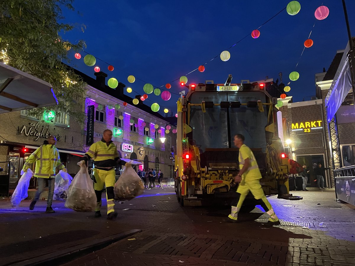 SWFryslan's tweet image. 📸 Op stap met… De Helden van de Stad | Een reportage over het team dat tijdens de Sneekweek voor dag en dauw opstaat om de binnenstad weer schoon te krijgen: sudwestfryslan.nl/publicatie/op-…