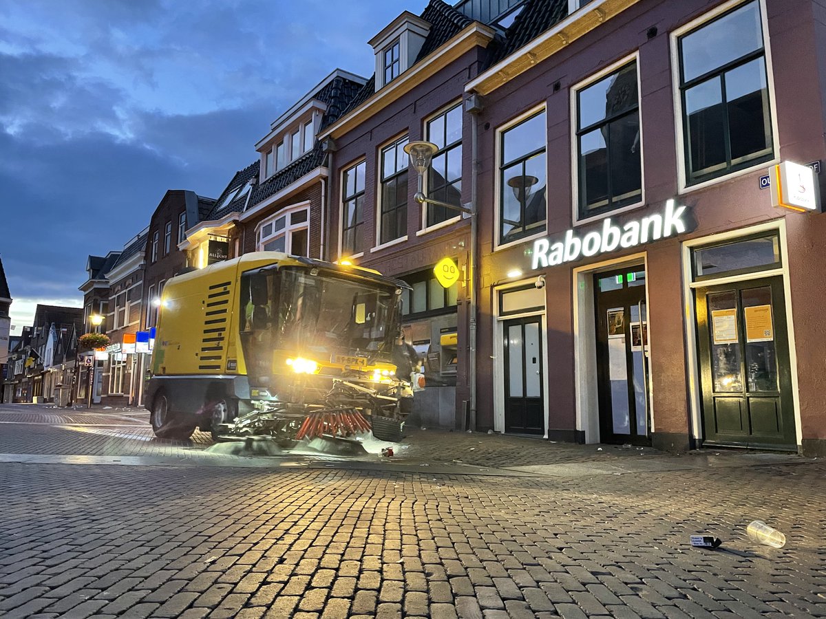 SWFryslan's tweet image. 📸 Op stap met… De Helden van de Stad | Een reportage over het team dat tijdens de Sneekweek voor dag en dauw opstaat om de binnenstad weer schoon te krijgen: sudwestfryslan.nl/publicatie/op-…