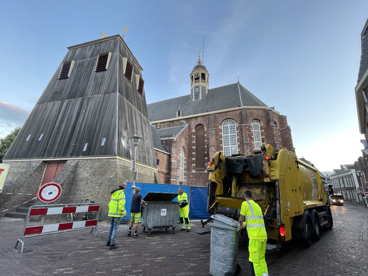 SWFryslan's tweet image. 📸 Op stap met… De Helden van de Stad | Een reportage over het team dat tijdens de Sneekweek voor dag en dauw opstaat om de binnenstad weer schoon te krijgen: sudwestfryslan.nl/publicatie/op-…