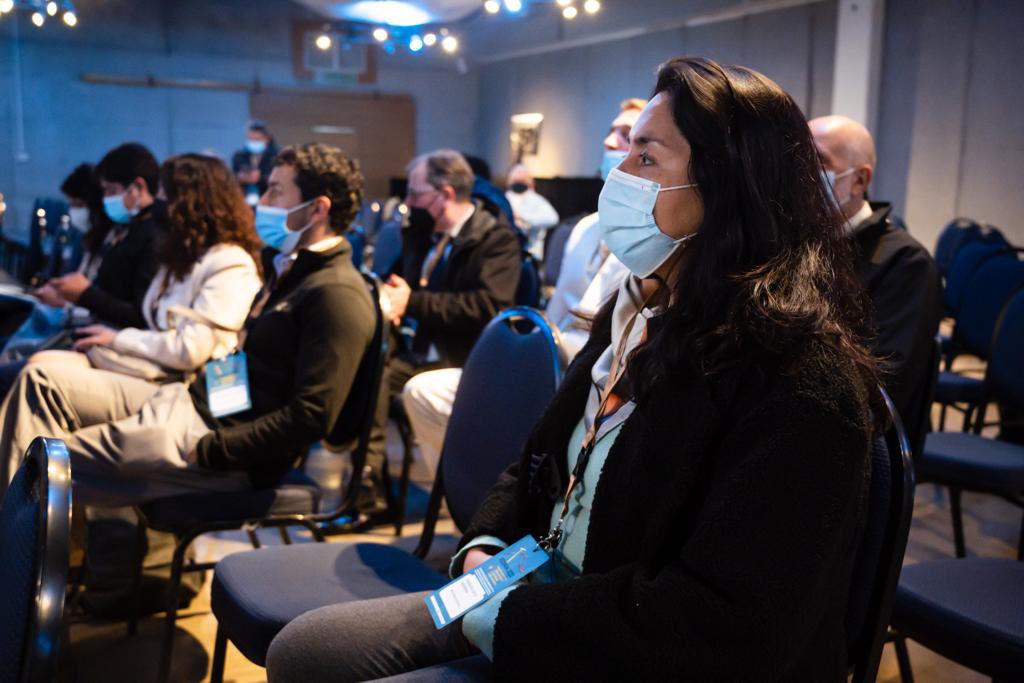 MinMineria_cl's tweet photo. 🔴 #Ahora | Ministra @MarcelaHernando da el vamos a la Feria de Exploraciones Mineras, #Fexmin2022, encuentro organizado por el Colegio de Geólogos de Chile y que vuelve a la presencialidad tras su receso obligado por la pandemia, relevando la riqueza geológica de nuestro país 🇨🇱 https://t.co/dyfdap1mzC