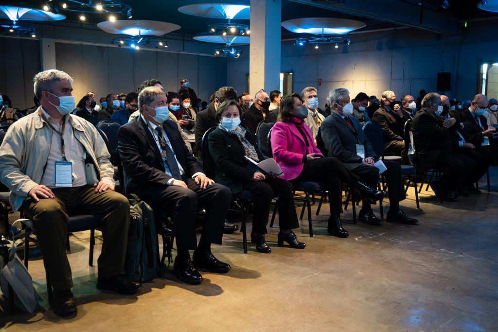 MinMineria_cl's tweet photo. 🔴 #Ahora | Ministra @MarcelaHernando da el vamos a la Feria de Exploraciones Mineras, #Fexmin2022, encuentro organizado por el Colegio de Geólogos de Chile y que vuelve a la presencialidad tras su receso obligado por la pandemia, relevando la riqueza geológica de nuestro país 🇨🇱 https://t.co/dyfdap1mzC
