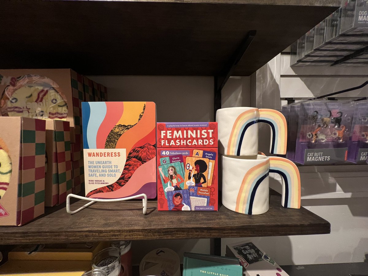 Wanderess spotted at the woman-owned Lockwood shop in Astoria, Queens. Love this display! ❤️