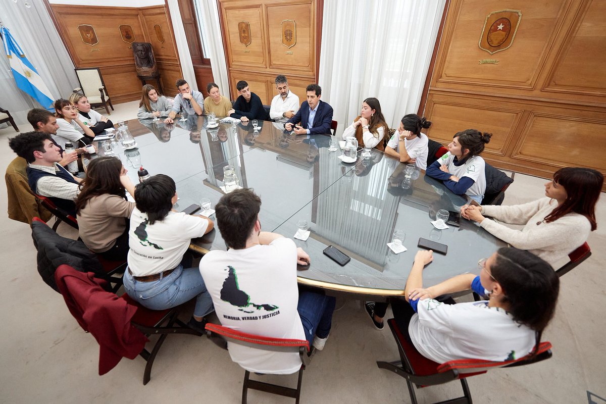 nietesorg's tweet photo. El pasado martes @wadodecorrido nos invitó a la @CasaRosada
Poder hablar y compartir experiencias de militancia con él fue un mimo que nos llenó de esperanza.
Gracias por recibirnos, escucharnos y hablarnos con tanto cariño y atención. 💚
#Nietes #Memoria #DDHH #Juventudes https://t.co/SbdJBj1acK