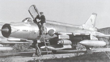 Fighting_Fitter's tweet photo. Armed with Two UB-32 rocket pods, and four PTB 1150 fuel tanks, Su-17M2 red six, is made ready for a long range ferry flight. Circa 1977 #Su17M2 #SukhoiFitter https://t.co/IrOZL9UwZZ