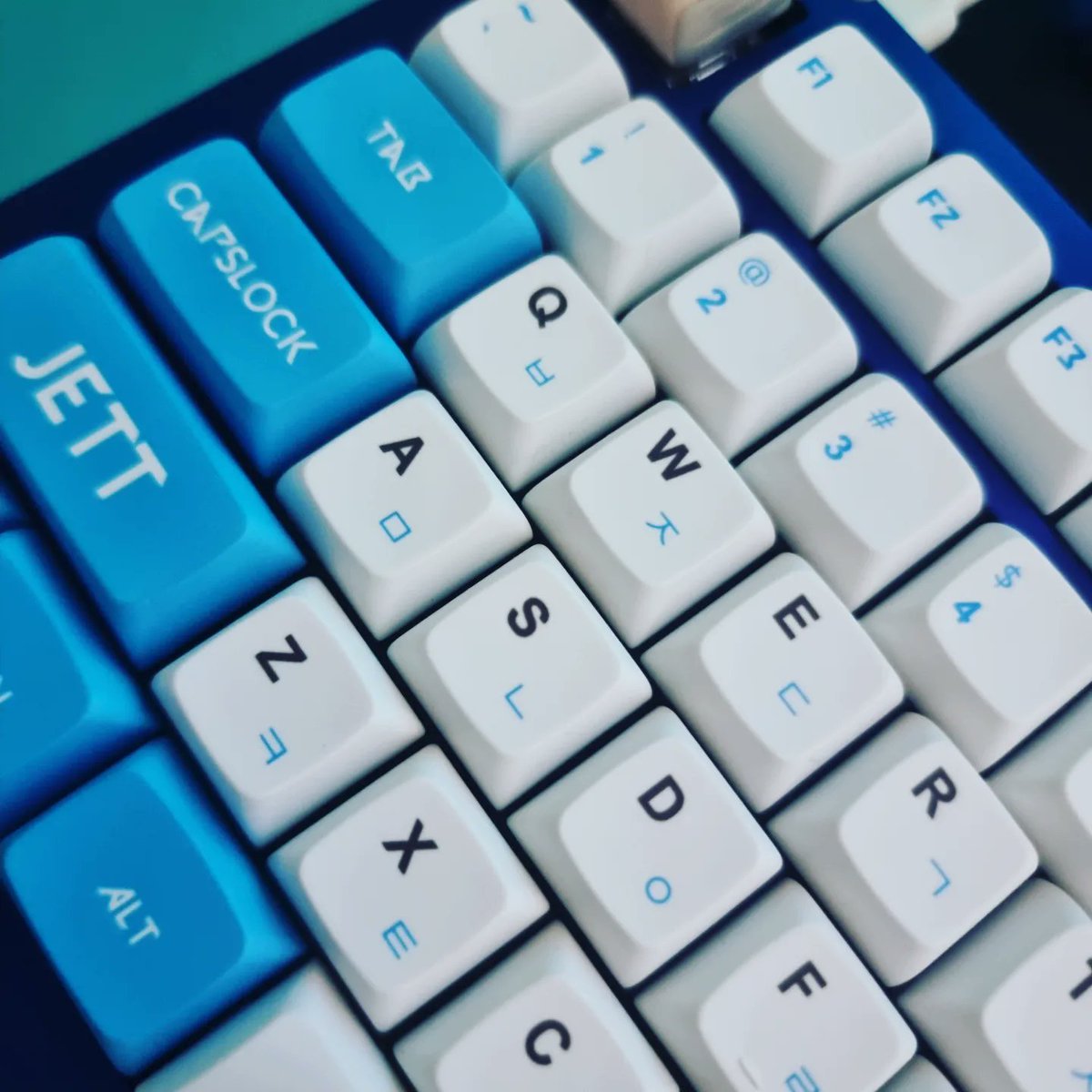 RBEstenzo's tweet photo. Jett inspired keyboard build #Valorant #ReviveMeJett #MechanicalKeyboard https://t.co/0N30XbDIrJ