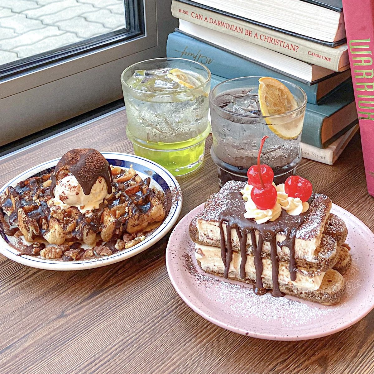 theonly_o_ne's tweet photo. 아주 예전에 갔었던 연남 알앤엠 !!!!
전생같아.. 또 가고시퍼.. 왜냐면 티라미수가 너무 맛있음 .... https://t.co/zzh0AGkEG0