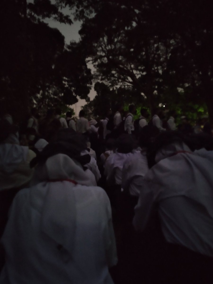 wulandarimrdgs's tweet photo. 💥 DAY 1 MPKMB 59 SV IPB 💥
 Ini waktu subuh lagi antri pengecekan SOP sama komdis. Asli seru banget sih wlpn awalnya deg-degan, tapi alhamdulillah banget aku ga melanggar SOP 😁

#VOKASIIMPACT #MPKMB59SVIPB #IPBDIGDAYA #VOKASIJUARA  #TheGlimpeStoryofGatamalaAgrinawa https://t.co/jBCsWomUBo