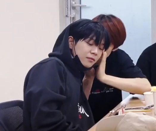 00001days's tweet photo. 나 좀 이해가 안가연묭는게 있는데

원래 귓속말할때                       보통 이렇게
이렇게 목덜미를                       귀에대고
붙들고함???                            하지않음? https://t.co/0Gt3kjuc1x