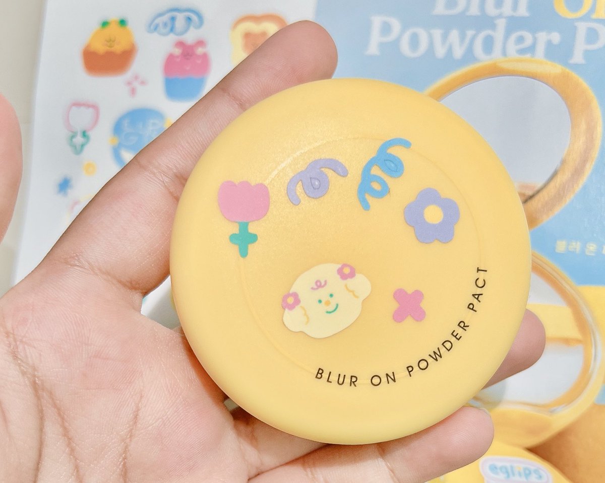 MARSreview's tweet photo. แป้ง EGLIPS ตลับดำตัวดังเค้าปรับแพ็คเกจใหม่ล่ะ✨ น่ารักขึ้นสิบเท่า🥺🤏🏻 เป็นแป้งเลมอนไปแล้ว🍋 ตัวนี้ช่วยเบลอรูขุมขนเก่งเหมือนเดิม ใช้เเล้วผิวสวยไม่ไหว นี่ชอบพกติดตัวตลอด ตลับเล็กพกง่าย ตอนนี้กำลังมีโปรอยู่ แถมสตกคิ้วท์ๆมาให้ติดกันด้วยนะ https://t.co/DGzzbJlJpQ