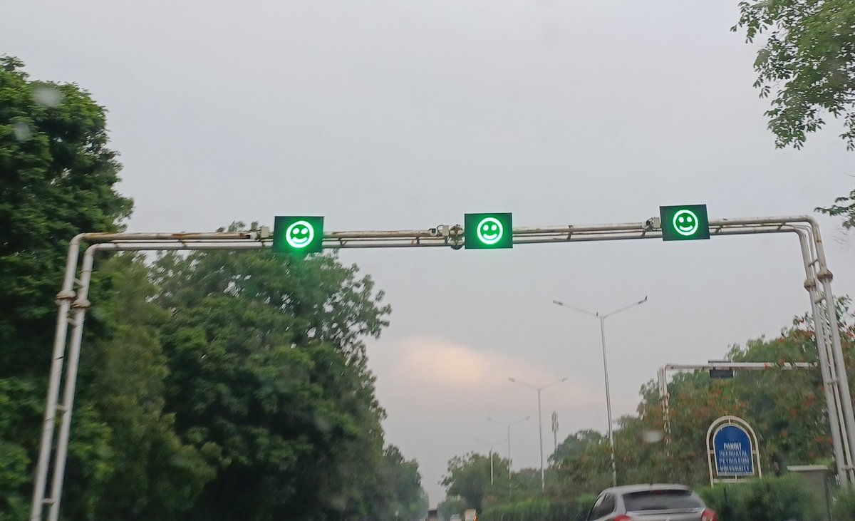 nitinsangwan's tweet photo. मुस्कुराइए आप देश की सबसे हरी-भरी राजधानी गांधीनगर में हैं।

ट्रैफिक लाइट तो कुछ यूं ही कहती है यहां की। https://t.co/tJbx4fBZ0R