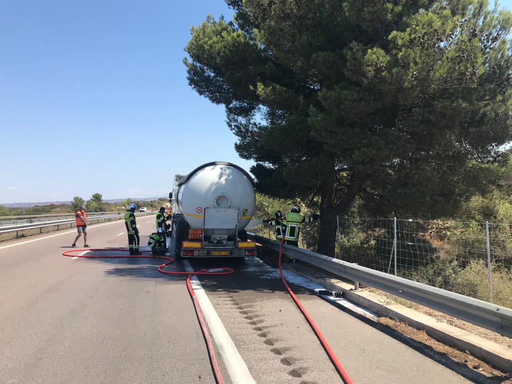 Pompiers_13's tweet image. 🔴 [#Opérations]

Les #Pompiers13 engagés sur un feu de poids-lourd transportant une cuve de propane sur l&apos;A55, à Carry-le-Rouet.

Une mobilisation massive des moyens terrestres et des forestiers-sapeurs ➡️ pas de propagation à la cuve et à la végétation 🌳👏