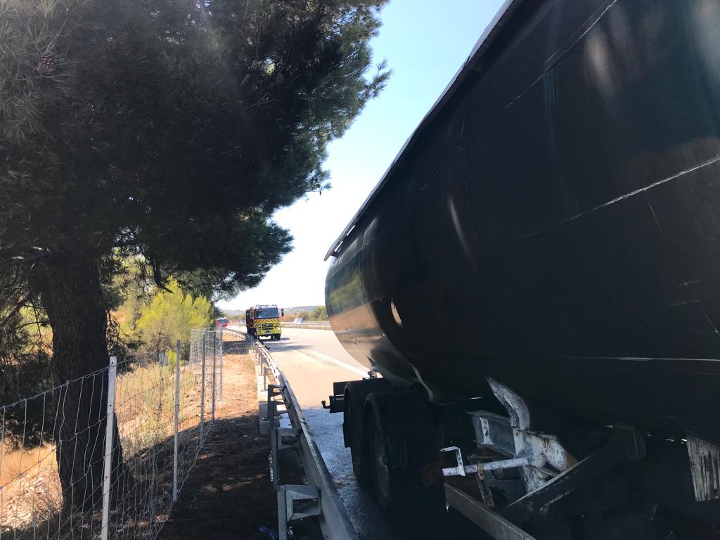 Pompiers_13's tweet image. 🔴 [#Opérations]

Les #Pompiers13 engagés sur un feu de poids-lourd transportant une cuve de propane sur l&apos;A55, à Carry-le-Rouet.

Une mobilisation massive des moyens terrestres et des forestiers-sapeurs ➡️ pas de propagation à la cuve et à la végétation 🌳👏