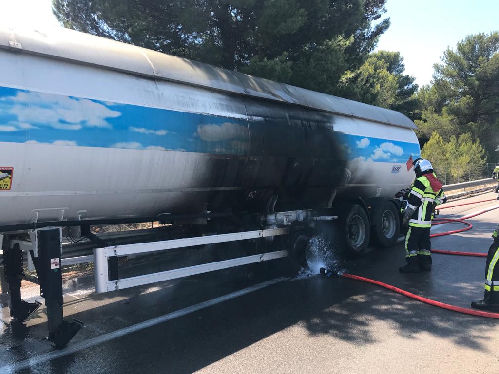 Pompiers_13's tweet image. 🔴 [#Opérations]

Les #Pompiers13 engagés sur un feu de poids-lourd transportant une cuve de propane sur l&apos;A55, à Carry-le-Rouet.

Une mobilisation massive des moyens terrestres et des forestiers-sapeurs ➡️ pas de propagation à la cuve et à la végétation 🌳👏