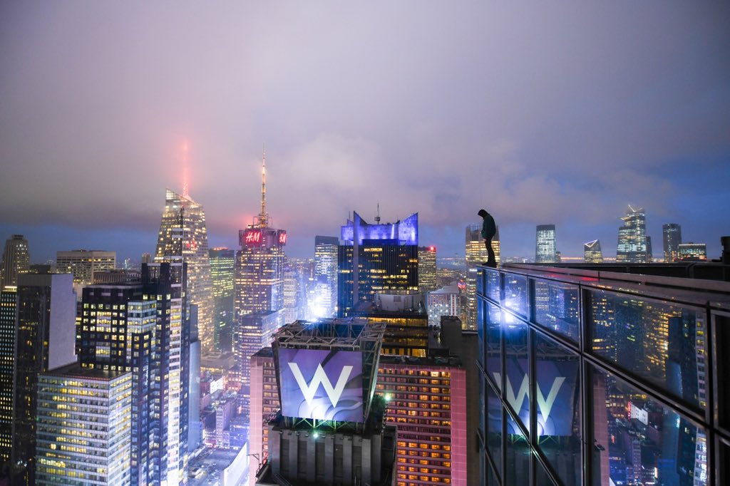 lifeofthurbz's tweet photo. GM, y’all!

There’s something about blue hour above time square. When all the lights first turn on, and the colors just pop. It truly is a remarkable sight from above. https://t.co/abHOhEa3DW