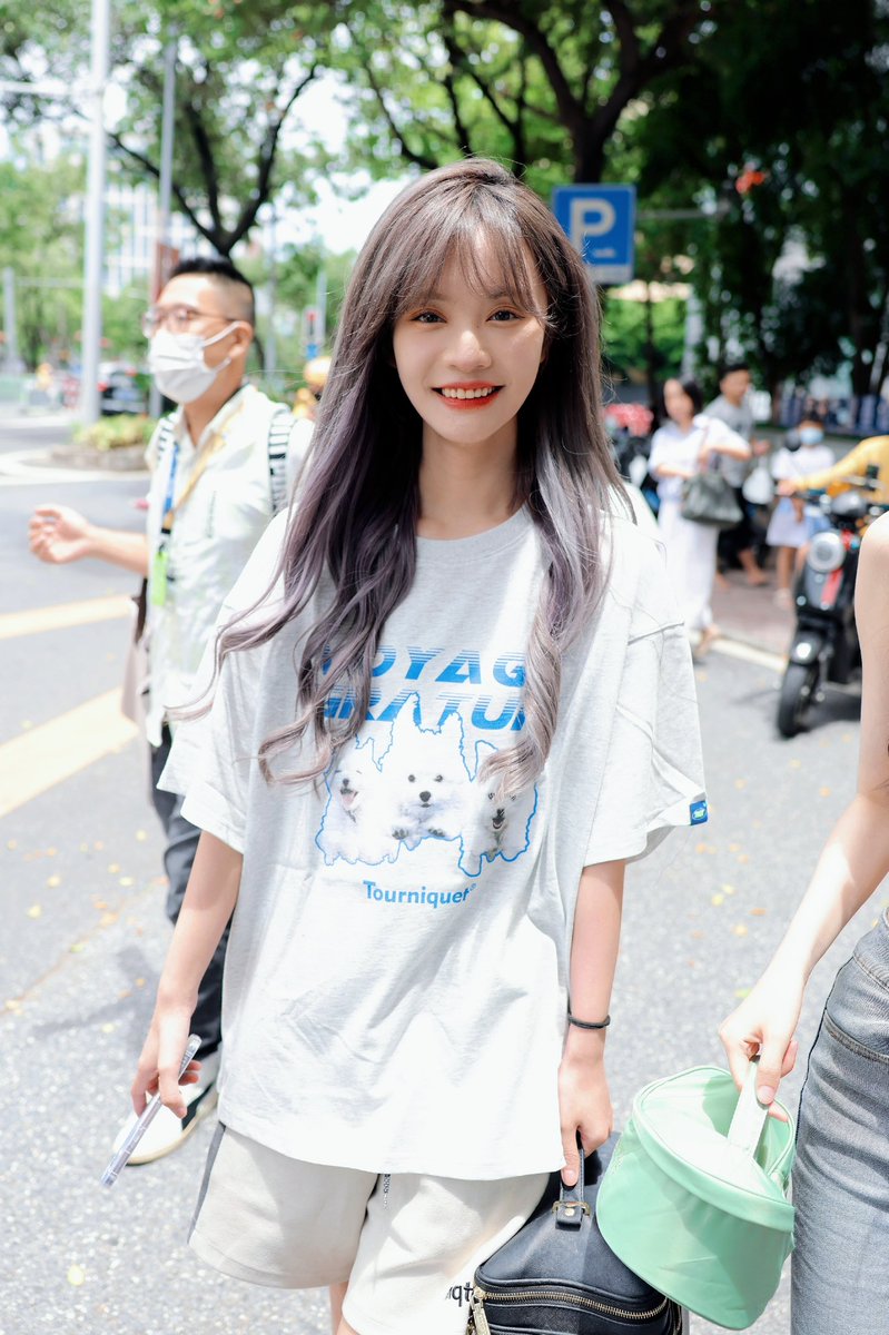 yang bingyi site 🦦 tweet media