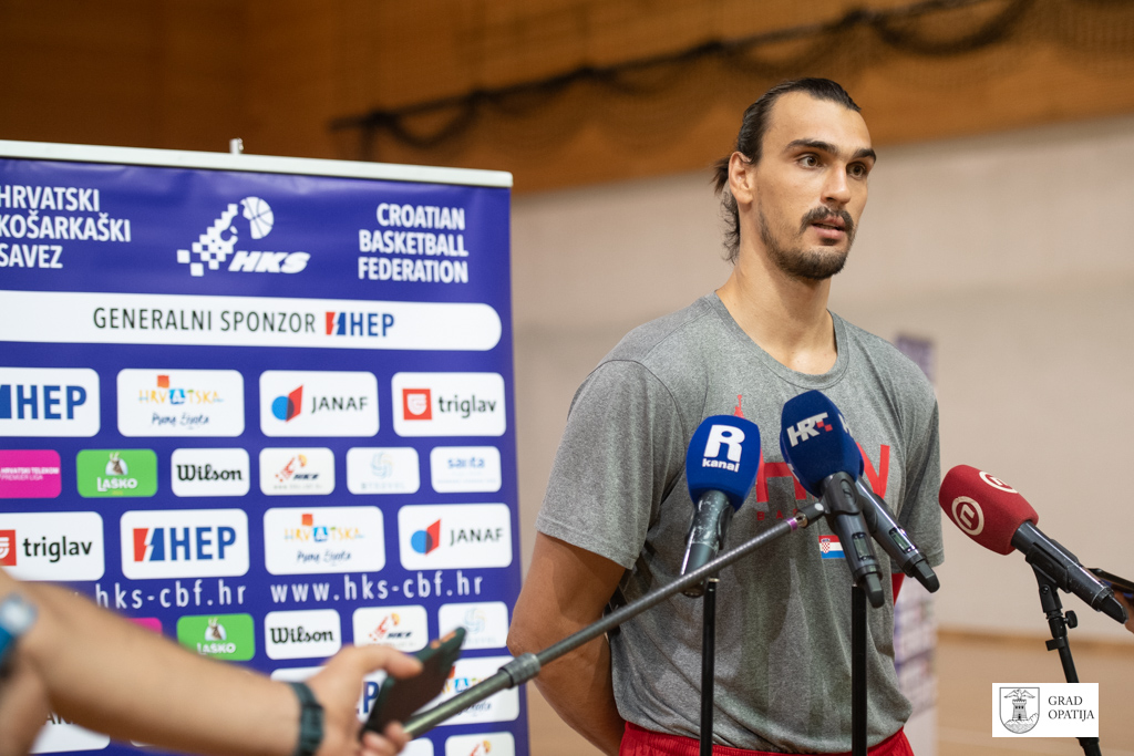Hrvatski košarkaški reprezentativci u Opatiji su na pripremama za EuroBasket koji se igra u rujnu te pretkvalifikacije za Euro 2025, a treninge imaju u Sportskoj dvorani Marino Cvetković u kojoj će odigrati i dvije utakmice - 18. kolovoza s Mađarskom te 28. kolovoza sa Švicarskom