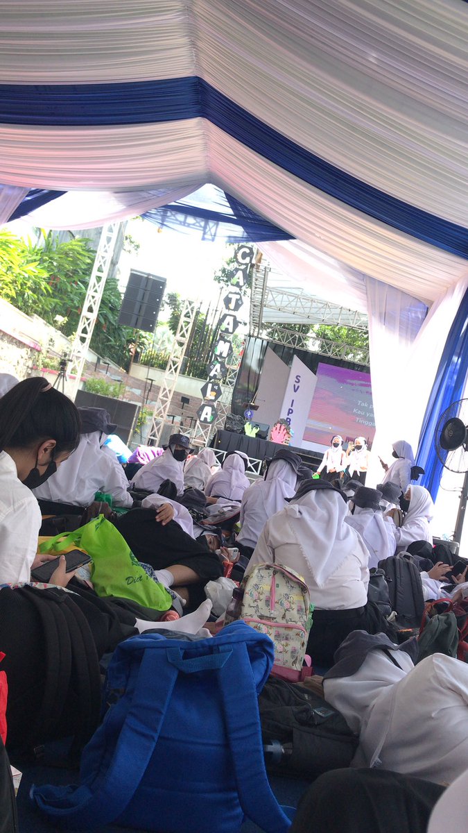 shnyamaaa's tweet photo. [MPKMB DAY TO 1]   
Seru parah!!! Jauh dari ekspetasi aku bgt. Konsumsinya juga enak bgt wkwk jadi hemat kantong gausa jajan keluar😂

#VOKASIIMPACK 
#IPBDigdaya 
#VOKASIJUARA 
#mpkmbsvipb59 
#TheGlimpeStoryofGatamalaAgrinawa https://t.co/v62Ndtj2KI