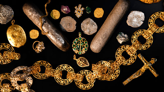 【資料的価値】バハマの沈没船から366年前の財宝見つかる金貨や銀貨、エメラルドやアメジストなどの宝石、75ポンド(約43kg)の銀塊を発見。さらに船具や食器、パイプやたばこなど当時の船員の暮らしをうかがわせる品も引き上げられたという。 