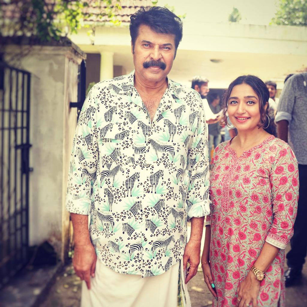 PallaviTheActor's tweet photo. It's always pleasant to catch up with everyone's favorite Mammooka #malayalamcinema https://t.co/UgYM1FjsGB
