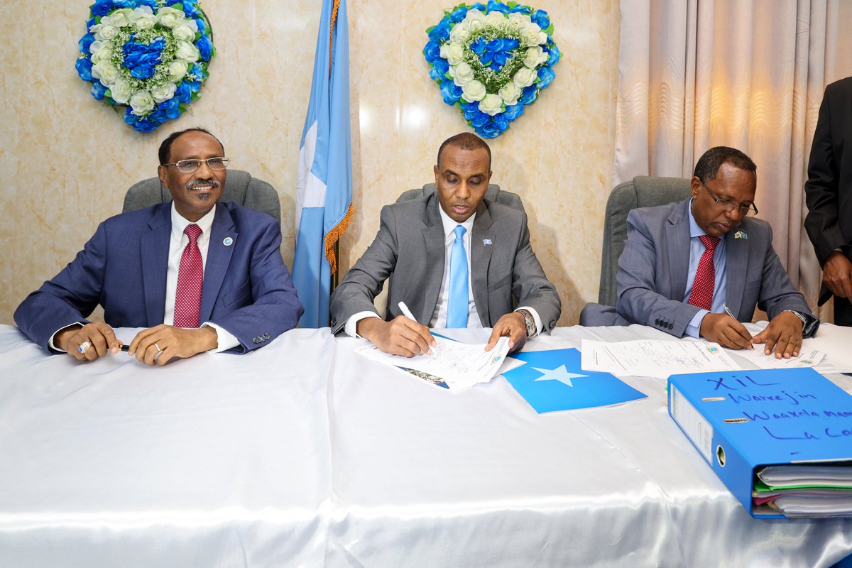 SomaliPM's tweet photo. Ra'iisul Wasaare @HamzaAbdiBarre ayaa maanta goobjoog ka ahaa munaasabaddii kala wareejinta xilka wasiirka wasaaradda maaliyadda. Mudane Xamse ayaa ku ammaanay @DrBeileh shaqadii uu soo qabtay, isaga oo ku soo dhaweeyay wasiirka cusub @ElmiNur4 wasaaradda maaliyadda. https://t.co/YUQJnsvVkV