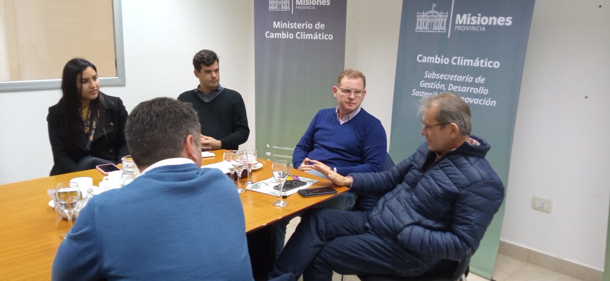 CCMisiones's tweet photo. Reunión de la Mesa Ambiente de #ODS para diagramar políticas públicas alineadas al cumplimiento de la #Agenda2030 y la visibilización de las acciones llevadas a cabo por cada organismo.🤝

@gobmisiones @herrerayflia @rovira_carlos
 
#AcciónClimáticaMisiones #GobernanzaVerde https://t.co/fc617kQgme