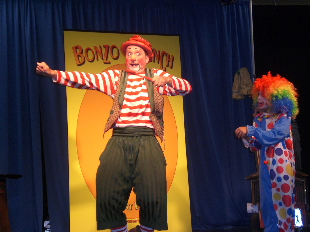 MagicCamp's tweet image. If you think you don't like clowns, then you've never see a genuine pro. Trust us, EVERYONE loves Bonzo's show. Register today at magiccamp.com