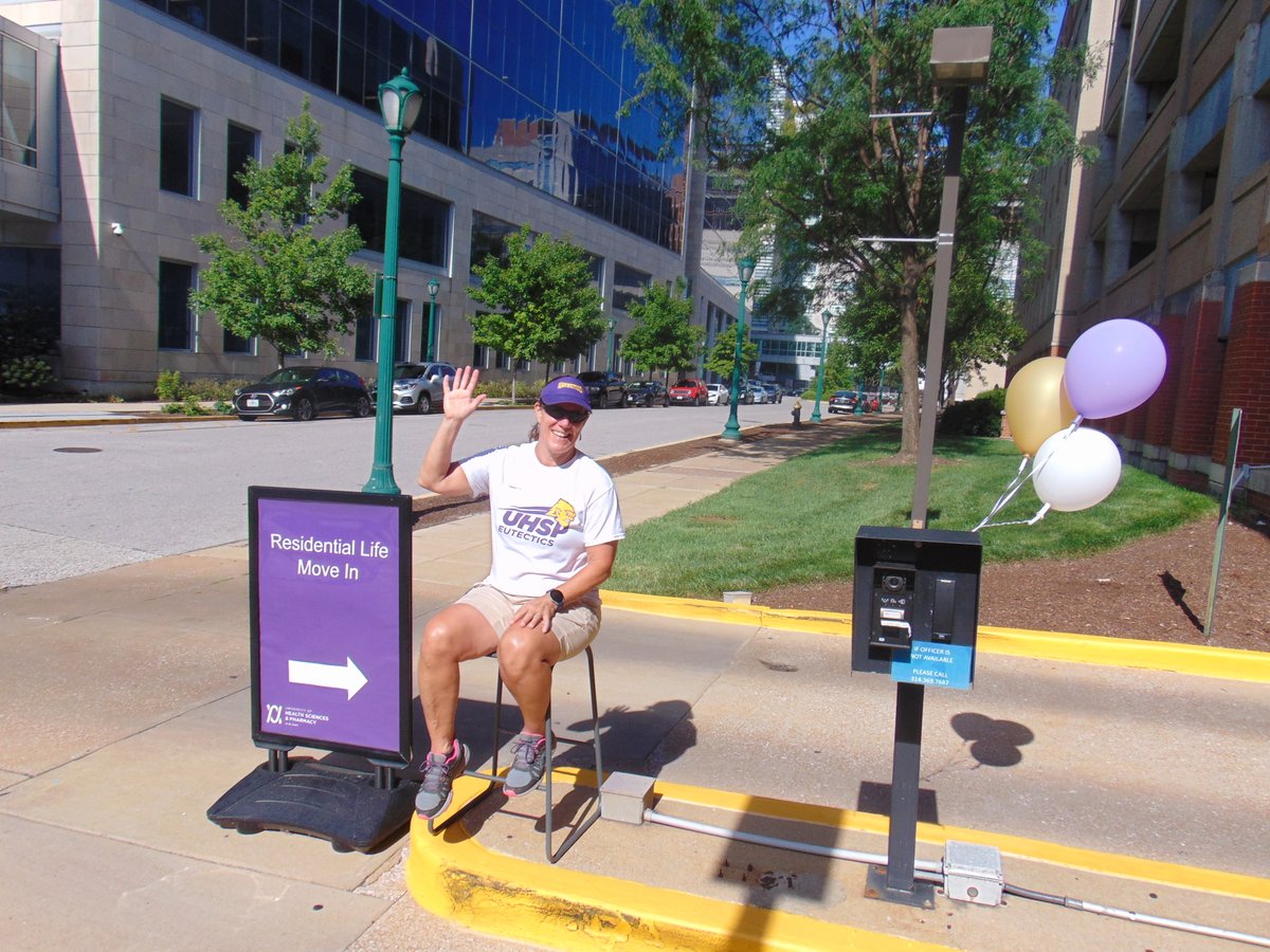 LifeUhsp's tweet photo. Facebook saw it first...but here are some photos from our first move-in day of the 2022-23 school year! #EutsGotCampusLife #FallAthletes https://t.co/O0OuP2lAry