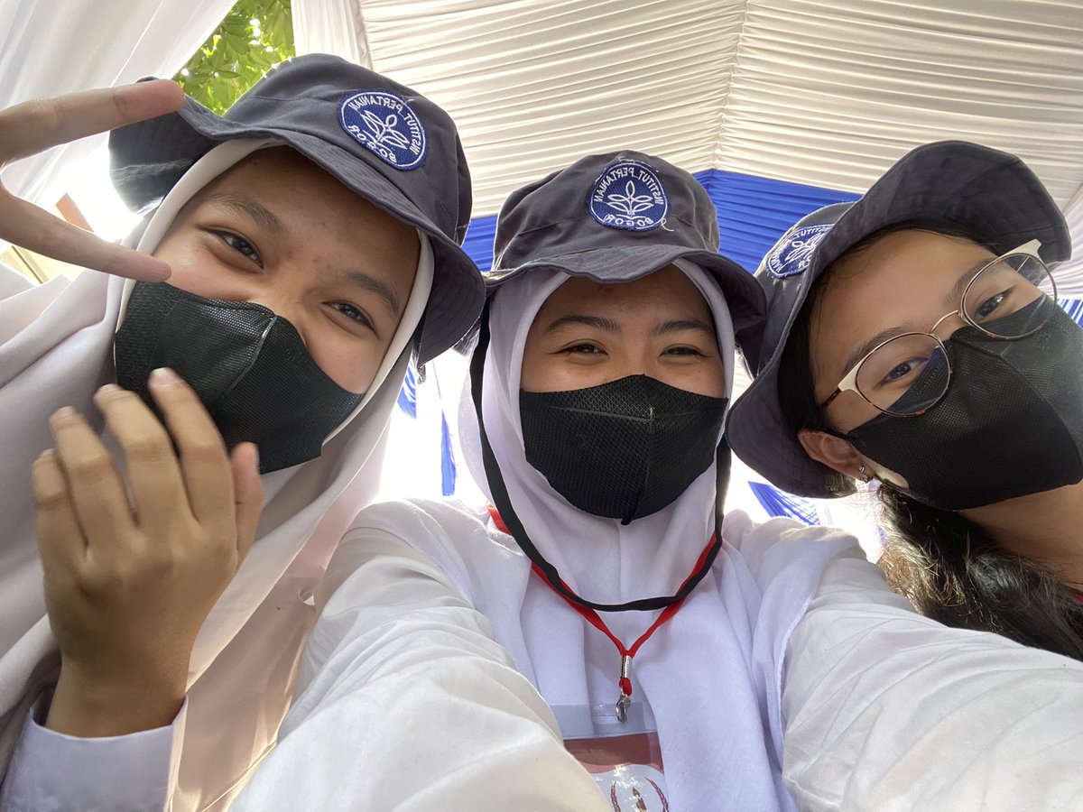 nayaamdh's tweet photo. Disini mau makan sama laras dan Divaa.Diva dapet ayam gede banget gaiss👏🏻
#TheGlimpseStoryofGatamalaAgrinawa #mpkmbsvipb59 #IPBDigdaya #VOKASIJUARA https://t.co/v4iN6vsZ7w