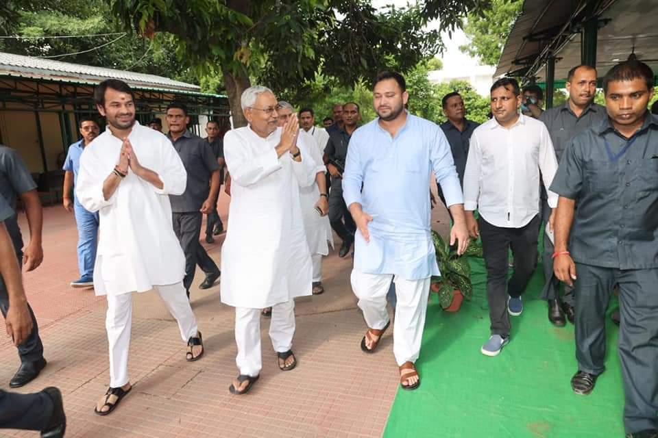TejYadav14's tweet photo. मैं सभी बिहार वासियों को धन्यवाद देता हूं | 
खास कर युवाओं का, आपका प्यार,  दुलार एवं आशीर्वाद से बिहार में महागठबंधन की सरकार बनने जा रही है । https://t.co/ujDqsV02fd