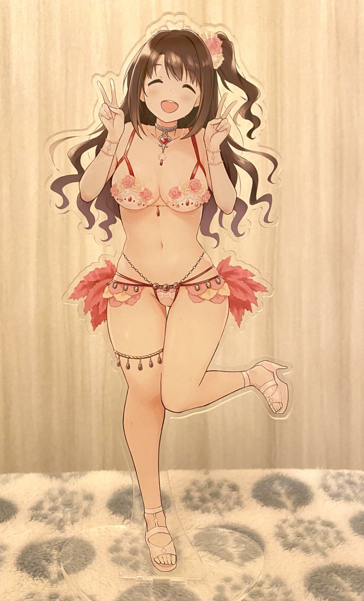 卯月のでかアクスタ作りました!
高さ22cm、前回のラビュ卯月と比べると大分でかいのがわかります! 