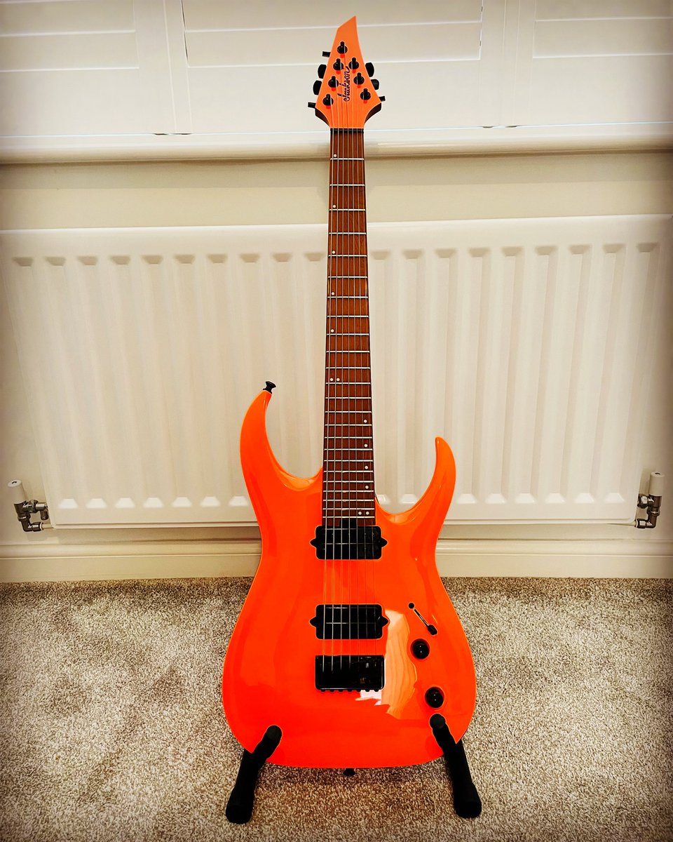 Been wanting to add a 7 string to my collection for a while & have settled on this beauty from @JacksonGuitars 🎸🎶🔥

#JacksonGuitars #7StringGuitar