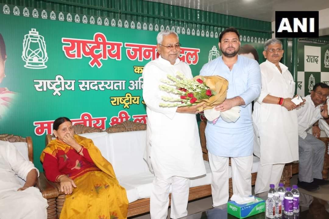 TejYadav14's tweet photo. मैं सभी बिहार वासियों को धन्यवाद देता हूं | 
खास कर युवाओं का, आपका प्यार,  दुलार एवं आशीर्वाद से बिहार में महागठबंधन की सरकार बनने जा रही है । https://t.co/ujDqsV02fd