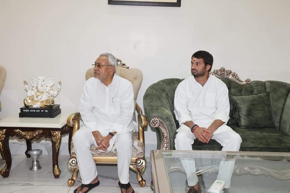 TejYadav14's tweet photo. मैं सभी बिहार वासियों को धन्यवाद देता हूं | 
खास कर युवाओं का, आपका प्यार,  दुलार एवं आशीर्वाद से बिहार में महागठबंधन की सरकार बनने जा रही है । https://t.co/ujDqsV02fd