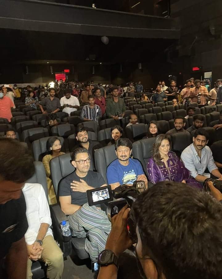 AnujBajpai_'s tweet photo. हिन्दू कभी जागरूक नहीं होता, उदहारण सामने है, लाल सिंह चड्ढा फिल्म की स्क्रीनिंग में इतनी भीड़ की साँस भी नहीं ले पा रहे लोग https://t.co/BNSd51fRvB