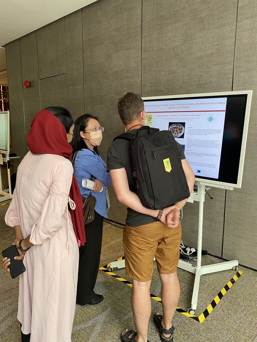 AlvinHee_MY's tweet photo. Scenes from day 2 during poster presentation! Live in front of monitors! 
#ISCE_APACE @ChemEcol_org https://t.co/2fCf8IJr3n